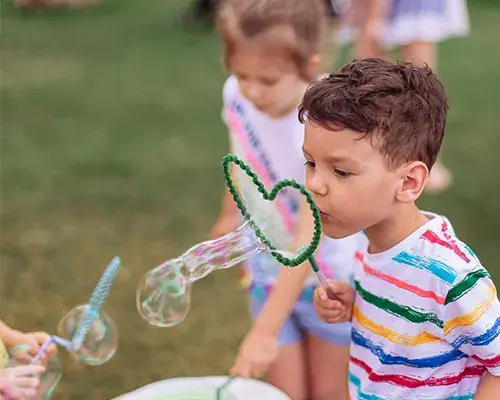 Enfant jouant sou des ecoles