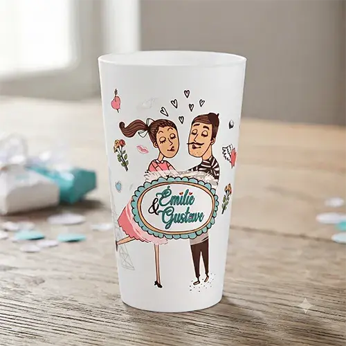 Présentation d'un écocup blanc opaque pour les mariages